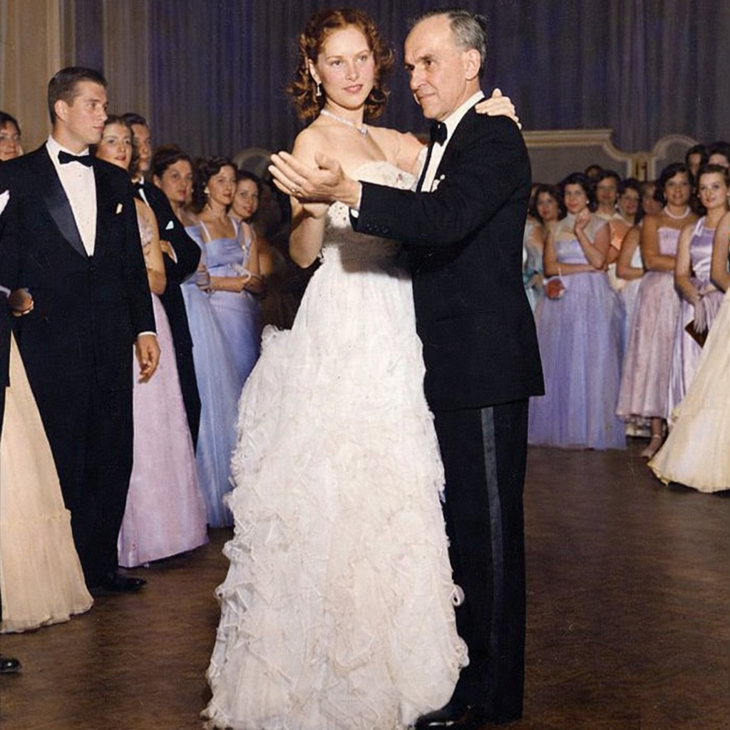 Pedro Lorenzo Raggio dançando com sua enteada Maricy na festa de 15 anos